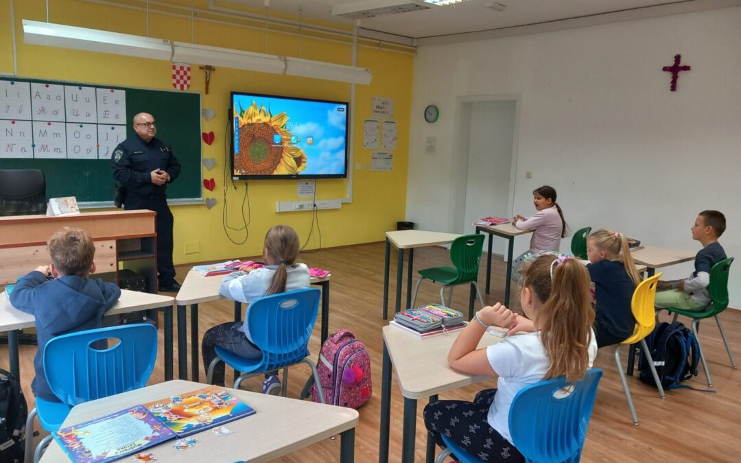 Predavanje policijskog službenika o sigurnosti u prometu